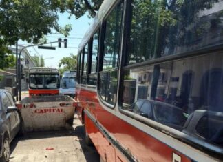 Colectivo escolar con 28 nenes chocó contra un contenedor