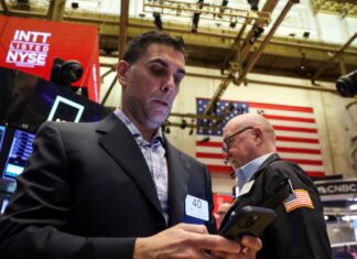 El dólar sube a $1490 y el riesgo país cae a su menor nivel en dos semanas