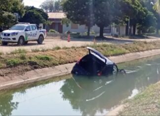Un bebé murió atrapado en un vehículo que cayó a un canal de riego