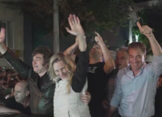 Milei salió a la calle en Mar del Plata y prometió “leyes de un país razonable”