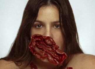 Paloma Mejía inauguró en CABA una muestra sobre cuerpo, fragilidad y poder