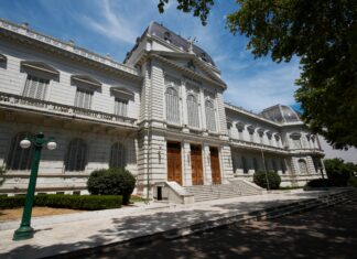Excarcelaron a los padres acusados por la muerte de una bebé en La Plata