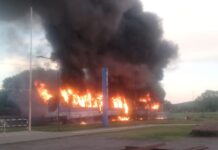 Un tren se prendió fuego en pleno trayecto: más de 100 evacuados