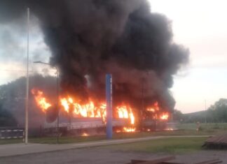 Un tren se prendió fuego en pleno trayecto: más de 100 evacuados