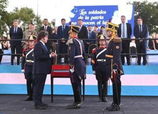 Milei encabezó el acto por la Batalla de San Lorenzo y entregó el sable corvo