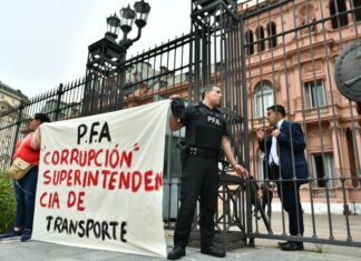 Un policía federal se esposó a las rejas de la Casa Rosada