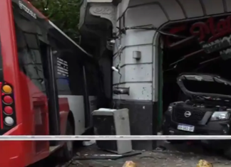 En Constitución: un patrullero se incrustó en una pizzería tras impactar con un colectivo