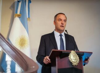 Adorni acusó al peronismo de dejar «tierra arrasada» y habló de una revolución económica