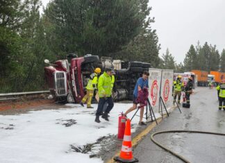 Vuelco en la Ruta 40 en plena tormenta: un camión quedó atravesado en la calzada