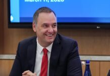 La fiscalía pidió archivar la causa por el viaje en avión oficial vinculado a la esposa de Manuel Adorni