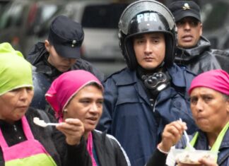 Protesta frente a la casa de Adorni y reclamos por políticas sociales