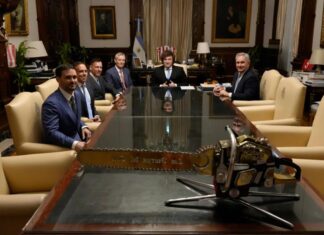 Milei recibió a Peter Thiel en Casa Rosada para impulsar inversiones tecnológicas Thiel es conocido por ser cofundador de PayPal, una de las primeras grandes plataformas de pagos digitales, junto a figuras como Elon Musk.