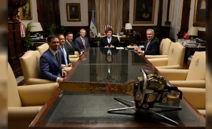 Thiel es conocido por ser cofundador de PayPal, una de las primeras grandes plataformas de pagos digitales, junto a figuras como Elon Musk.