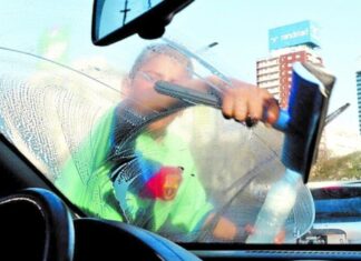Neuquén prohíbe a los limpiavidrios y aplicará multas