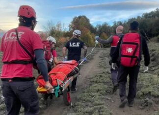 Rescataron a una mujer herida en la cordillera tras un operativo en terreno de difícil acceso