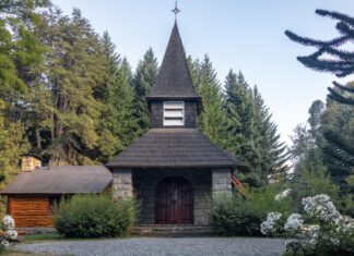 La emblemática Capilla de Villa La Angostura con inspiración europea