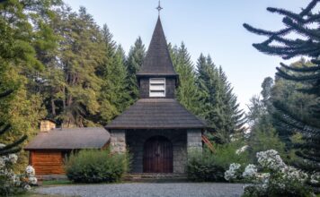 La emblemática Capilla de Villa La Angostura con inspiración europea