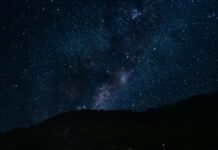 “Estoy viendo un OVNI”: una mujer filmó un posible avistamiento cerca del Cerro Uritorco
