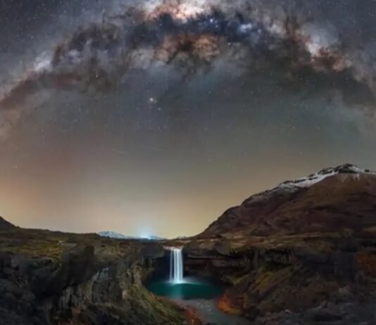 Una foto argentina entre las mejores del mundo: el Salto del Agrio brilló bajo la Vía Láctea