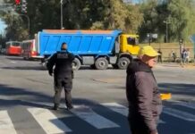 Un camionero realizó maniobras peligrosas durante más de 30 minutos y chocó contra un guardarraíl