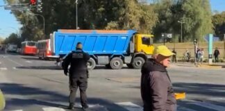 Un camionero realizó maniobras peligrosas durante más de 30 minutos y chocó contra un guardarraíl