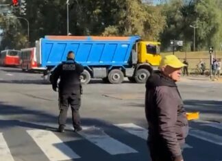 Un camionero realizó maniobras peligrosas durante más de 30 minutos y chocó contra un guardarraíl
