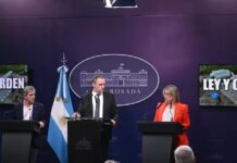 Adorni dio una «conferencia de prensa» junto a Luis Caputo y Monteoliva, pero no respondió preguntas