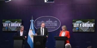 Adorni dio una «conferencia de prensa» junto a Luis Caputo y Monteoliva, pero no respondió preguntas