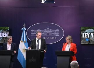 Adorni dio una «conferencia de prensa» junto a Luis Caputo y Monteoliva, pero no respondió preguntas