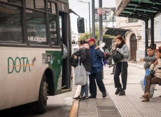 Una familia del AMBA necesitó más de $282.000 en junio para cubrir servicios y transporte