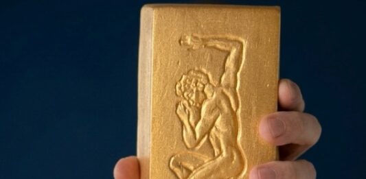 «Todo lo que brilla», una muestra que invita a preguntarse qué valoramos realmente