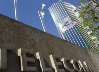 Telecom deberá ceder 6 millones de clientes móviles para quedarse con Movistar