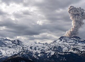 El volcán chileno Nevados de Chillán volvió a registrar actividad y sigue bajo alerta amarilla