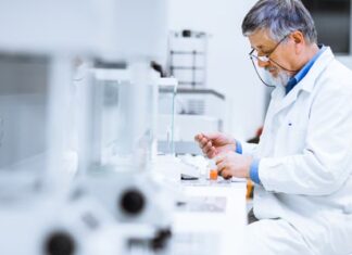 La Academia Nacional de Ciencias advirtió por una «grave fuga de cerebros» en Argentina En un comunicado, la institución cuestionó los despidos en la CNEA, el freno al ingreso de investigadores al CONICET y la reducción de recursos para la ciencia.