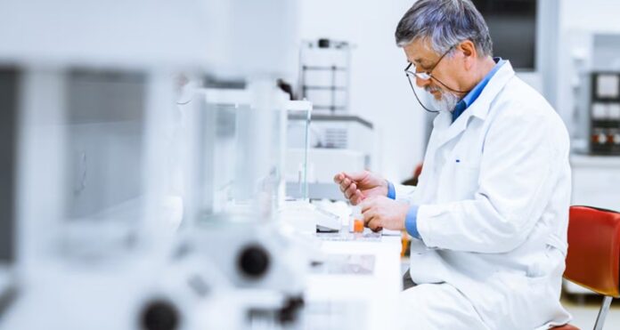 En un comunicado, la institución cuestionó los despidos en la CNEA, el freno al ingreso de investigadores al CONICET y la reducción de recursos para la ciencia.
