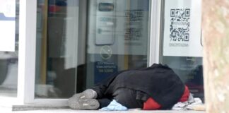 Hallaron muerto a un hombre en un cajero y reabrió el debate sobre la situación de calle en Neuquén
