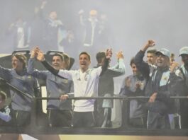 La Selección volvió al país tras el subcampeonato en el Mundial y fue recibida por una multitud en Ezeiza