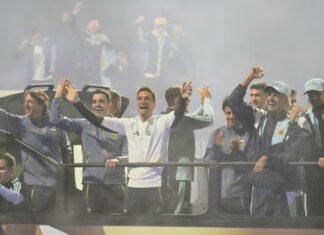 La Selección volvió al país tras el subcampeonato en el Mundial y fue recibida por una multitud en Ezeiza