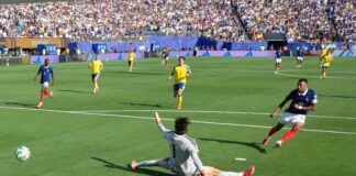Francia goleó a Suecia con un doblete de Mbappé y avanzó a los octavos del Mundial