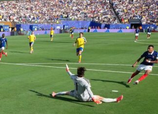 Francia goleó a Suecia con un doblete de Mbappé y avanzó a los octavos del Mundial