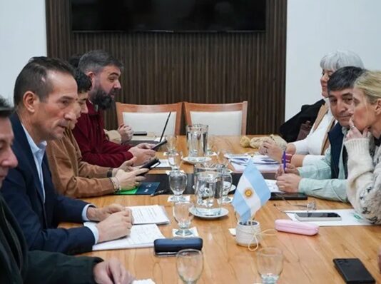 El gobierno neuquino defendió la oferta salarial y afirmó que tiene “la paritaria de mayor protección” del país