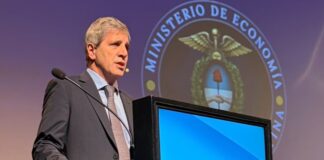 Caputo presentará el plan para afrontar los pagos de deuda en dólares hasta 2027