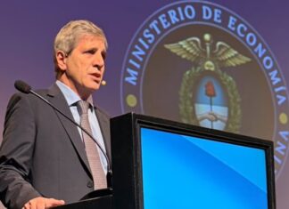 Caputo presentará el plan para afrontar los pagos de deuda en dólares hasta 2027