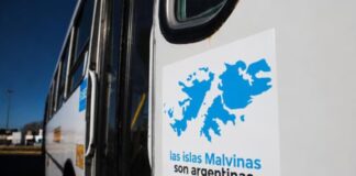 El Gobierno negó haber ordenado retirar los stickers de Malvinas en colectivos y trenes