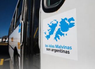El Gobierno negó haber ordenado retirar los stickers de Malvinas en colectivos y trenes
