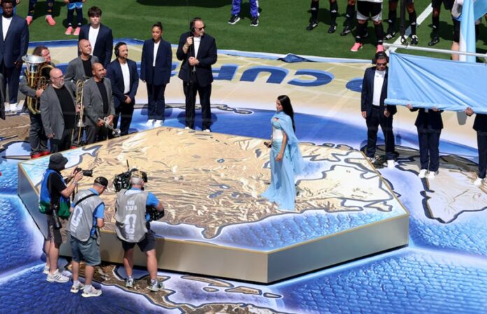 El estadio ofreció un marco imponente para la ceremonia, con las banderas de ambos países desplegadas sobre el césped.