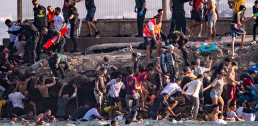 Crisis migratoria en Ceuta: miles de personas siguen en la frontera y crece la preocupación por las víctimas