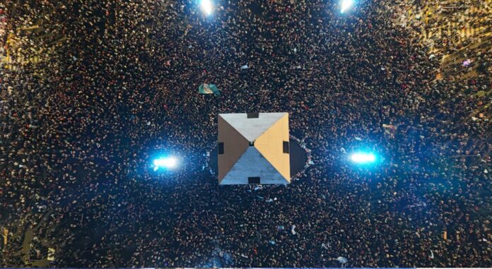 Gran cantidad de personas ya se movilizan en el Obelisco por la final del Mundial.