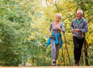 Caminar sí hace bien, pero los 10.000 pasos no son una regla: la ciencia explica cuánto y cómo moverse