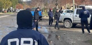 Se hicieron pasar por pastores para engañar a un jubilado y le robaron $500.000 Tras un allanamiento la DPI Comarca Andina recuperó los 500.000 pesos sustraído a un adulto mayor de El Maitén y secuestró elementos de interés para la causa. La pareja de estafadores es de El Bolsón y tiene antecedentes en Chubut.